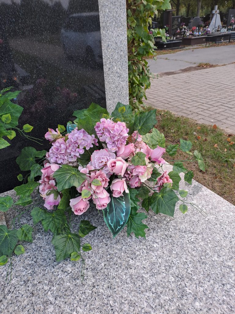 Świeże kwiaty na grobie to symbol trwającej pamięci o bliskich